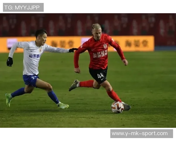 张力与激情交织亚泰足球队在赛场上展现不屈精神与团队力量 张力与激情交织亚泰足球队在赛场上展现不屈精神与团队力量